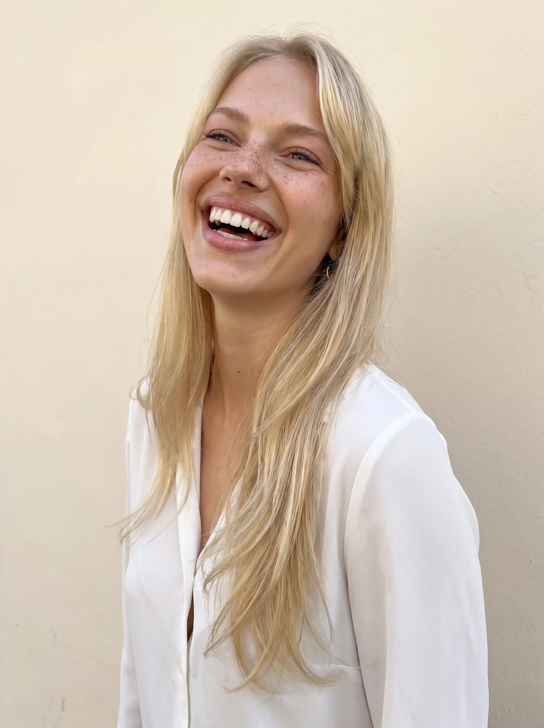 Laura lacht während eines Gesprächs